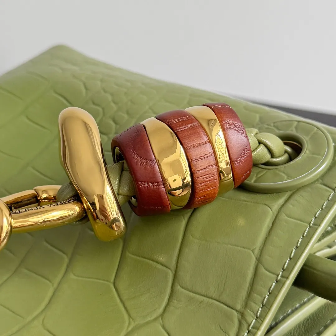 Batch 2880 BOTTEGA VENETA crocodile leather mini andiamo is paired with a four-piece oak hardware set, making the entire bag more layered. As a classic model of the BV family, each innovation brings different surprises to fans. There are three ways to carry it with different makeup. Crocodile skin is called the gold in leather and is famous for its top luxury and rarity. During use, the luster of the crocodile skin will not fade or fade with time. No matter how long it is used, it will still remain new. And because each crocodile skin is different, the effect of each crocodile leather bag is different. Style number: 777614+wood hardware Size: 22*15.5*9cm